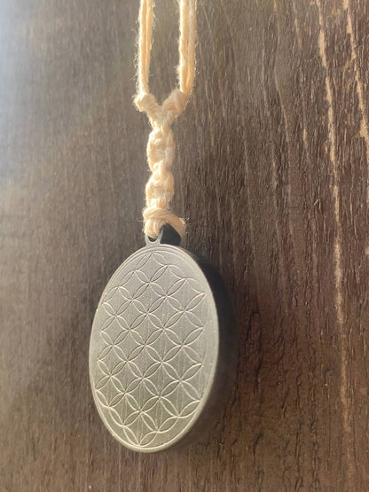 Paramagnētiskais Bazalta amulets - Dzīvības zieds